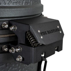 The Bastard Keramikgrill VX Medium - Complete - Schwarz Matt - Modell 2023 -Camping Geschäft The Bastard VX Medium Detail Deckelschanier