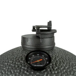 The Bastard Keramikgrill VX Medium - Complete - Schwarz Matt - Modell 2023 -Camping Geschäft The Bastard VX Medium Detail Topcap Position2