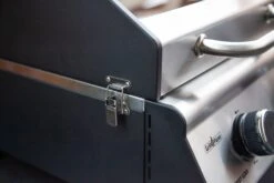 Grillfürst G201E 2-Brenner Gasgrill Portabel V2 - Campinggrill / Balkongrill 50mbar 29 Grillfürst G201E 2-Brenner Gasgrill Portabel V2 - Campinggrill / Balkongrill 50mbar -Camping Geschäft grillfuerst g201 verschluss 1