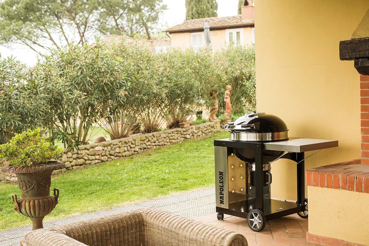 Napoleon Holzkohlegrill Kugelgrill Ø 57cm Im Rollwagen Mit Gussrost Und Deckelscharnier PRO22K-Cart-2 13 Napoleon Holzkohlegrill Kugelgrill Ø 57cm Im Rollwagen Mit Gussrost Und Deckelscharnier PRO22K-Cart-2 – Bild 11