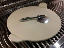 Napoleon PRO Pizzastein 38 Cm Mit Schneideroller -Camping Geschäft napoleon pro pizzastein pizzaschneider