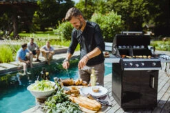 Outdoorchef Dualchef 325 G Gasgrill Mit Seitenkocher + BLAZING ZONE Infrarotbrenner + DGS Gusseisen Grillrost 2 Stk. + DGS Gemüse Grillrost 2 Stk. -Camping Geschäft outdoorchef dualchef 325 g grillparty 18 700 0 1