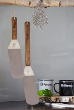 Petromax Flexibler Pfannen- Und Grillwender (Langgriff) -Camping Geschäft petromax grillwender haengend flex2