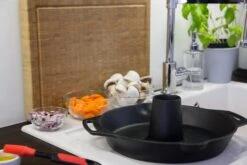 Petromax Gusseiserner Geflügelbräter Cf30 -Camping Geschäft petromax haehnchenhalter cf30