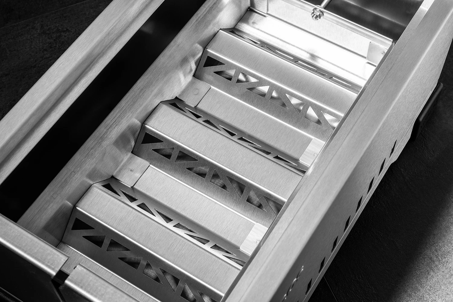 Thüros PRO1 - Modularer Holzkohle Tischgrill Mit Gussrost 5 Thüros PRO1 - Modularer Holzkohle Tischgrill Mit Gussrost – Bild 3